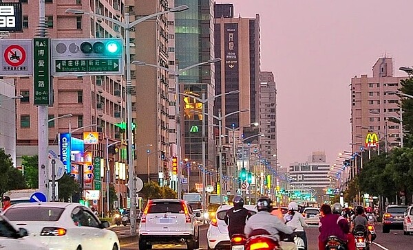 陳秋妮店東表示,目前高雄房市「理性多了」,買方不會「一直追價」,因為價漲到一個程度,再追也追不上、「會疲乏」。圖/google map