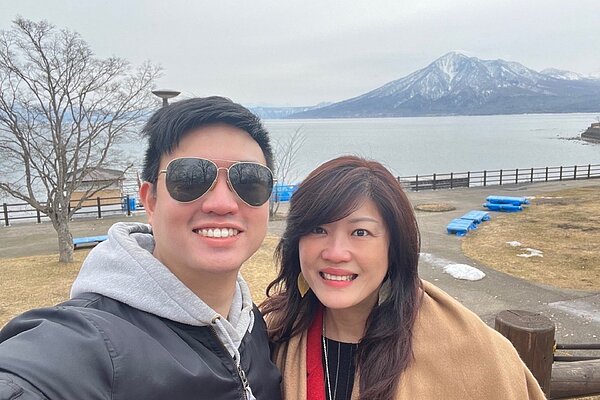 在永慶房屋擔任經紀人的徐翊庭(圖左)，今年初帶著家人到北海道賞雪，留下幸福合影。圖／永慶房產集團提供