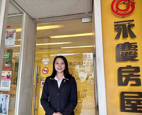 丁鳳莙入行前對完全不懂房地產，還好永慶房屋提供「一對一師徒制」幫助她快速上手，拿下新人組冠軍。圖／永慶房產集團提供