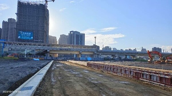 為改善關埔地區交通,市府調整工序優先施作慈濟路、關新路延伸段道路工程,全力達成提前2年,於112年底前通車目標。圖/新竹市政府提供