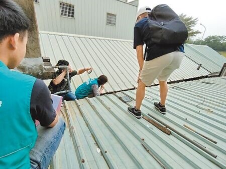 台中市烏日區長壽路一處民宅因四周土地易主，形成「袋地」，近日建商圍起鐵皮竹籬，使得該民宅住戶無聯外道路可進出，僅能爬屋頂外出，多位地方民代與相關單位19日前往會勘，盼尋求解決辦法。（潘虹恩攝）