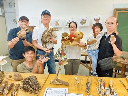 台南社大19日舉辦穿山甲的創作實驗課成果發表,台南社大環境小組召集人黃煥彰(後排左二)呼籲,台南市政府應早日認養地質公園並對外開放,讓更多市民認識地質生態。(曹婷婷攝)