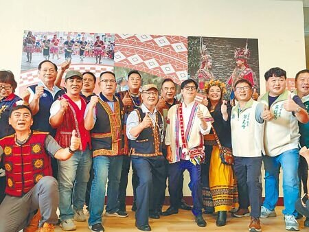 位於原住民故事館3樓的原力亞望沙龍日照中心19日開幕,高雄市長陳其邁(右五)出席開幕活動,說要帶給原民長者最好的照顧。(任義宇攝)