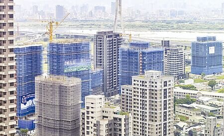 許多人喜歡幫子女出資買預售屋,此時要小心贈與稅跟房地合一稅的問題。圖∕本報資料照片