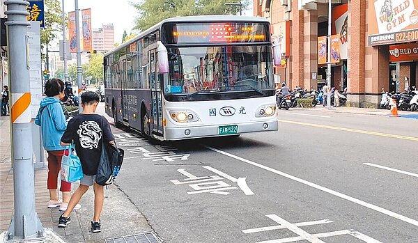 新竹市政府推出「縣市先導公車計畫」獲核定,全電動公車路線預計將於明年上路,未來先導公車將與182路公車整合營運。(新竹市政府提供/王惠慧新竹傳真)