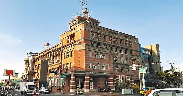 台南市驚傳一起2歲男童遭虐死案,台南市警五分局18日接獲醫院通報後,隨即展開偵辦,檢警都認為男童生母與其同居人涉嫌重大,依傷害致死罪將兩人移送檢方。圖為台南市警五分局外觀。(讀者提供/曹婷婷台南傳真)