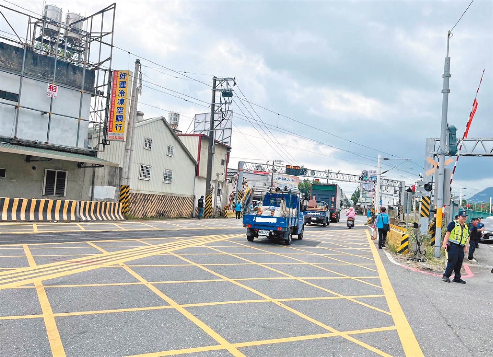 花蓮縣吉安鄉稻香平交道為5岔路口，不時發生汽機車從台9線轉入遇到火車要通過，受困平交道黃網線，吞下高額罰單。記者王燕華／攝影 