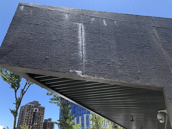 北流7月被民眾發現外牆有磁磚剝落,然而事隔3個月仍未改善挨批,北流表示,預計一個月內提出短中長期修繕維護計畫。記者洪子凱/攝影