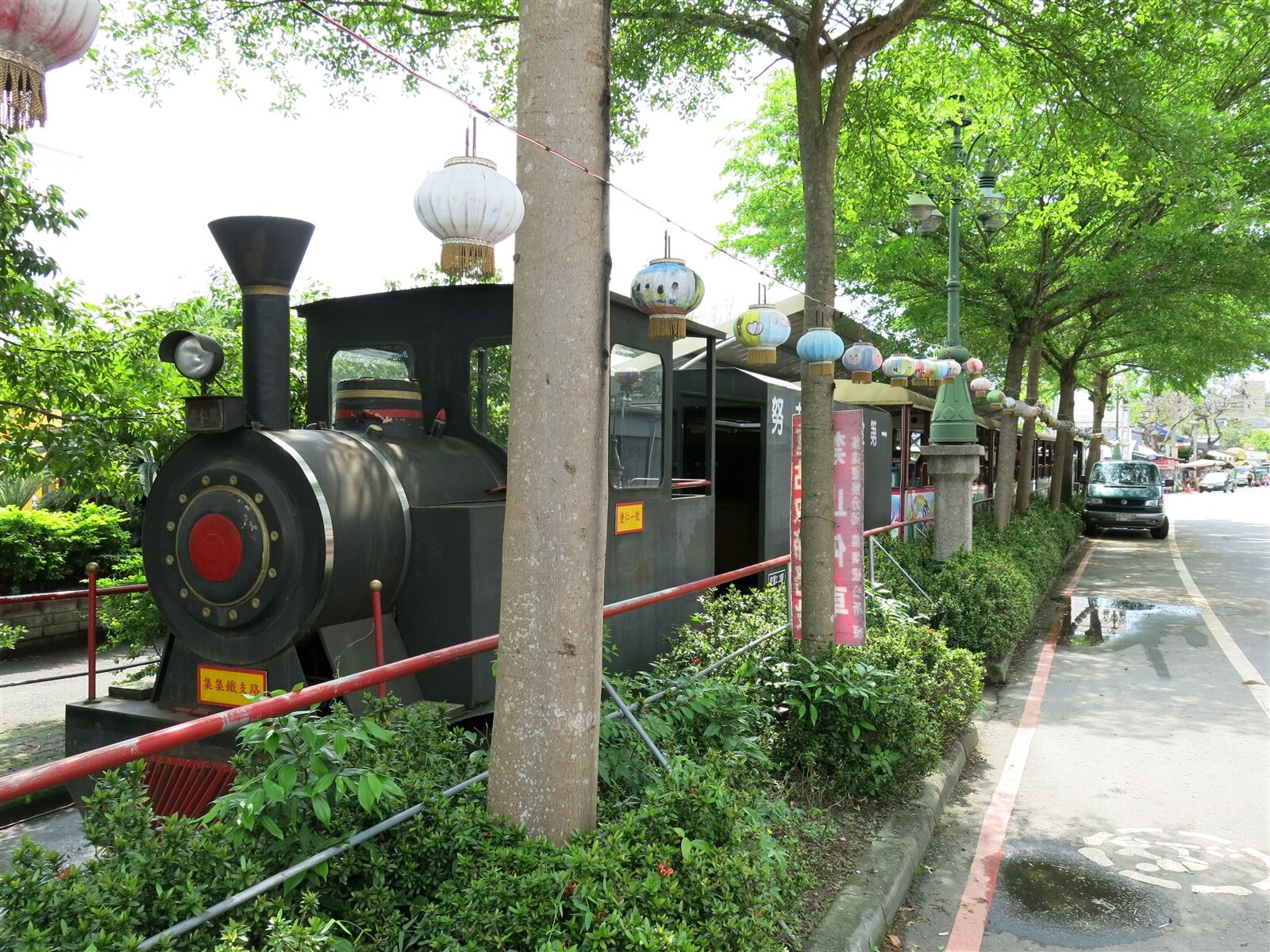 停駛多年的集集環鎮小火車,公所昨天公告出租鐵軌與周邊地上物、土地,將推動復駛拚觀光。本報資料照片