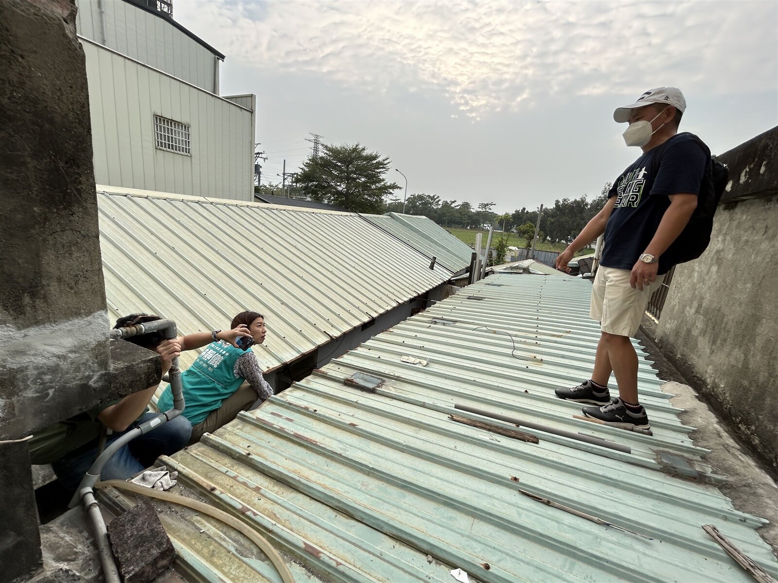 住在台中烏日高鐵特區的楊姓老夫婦,住宅兩側空地被建商買走,圍起柵欄蓋房子,進出得爬鄰居屋頂,險象環生。記者趙容萱/攝影