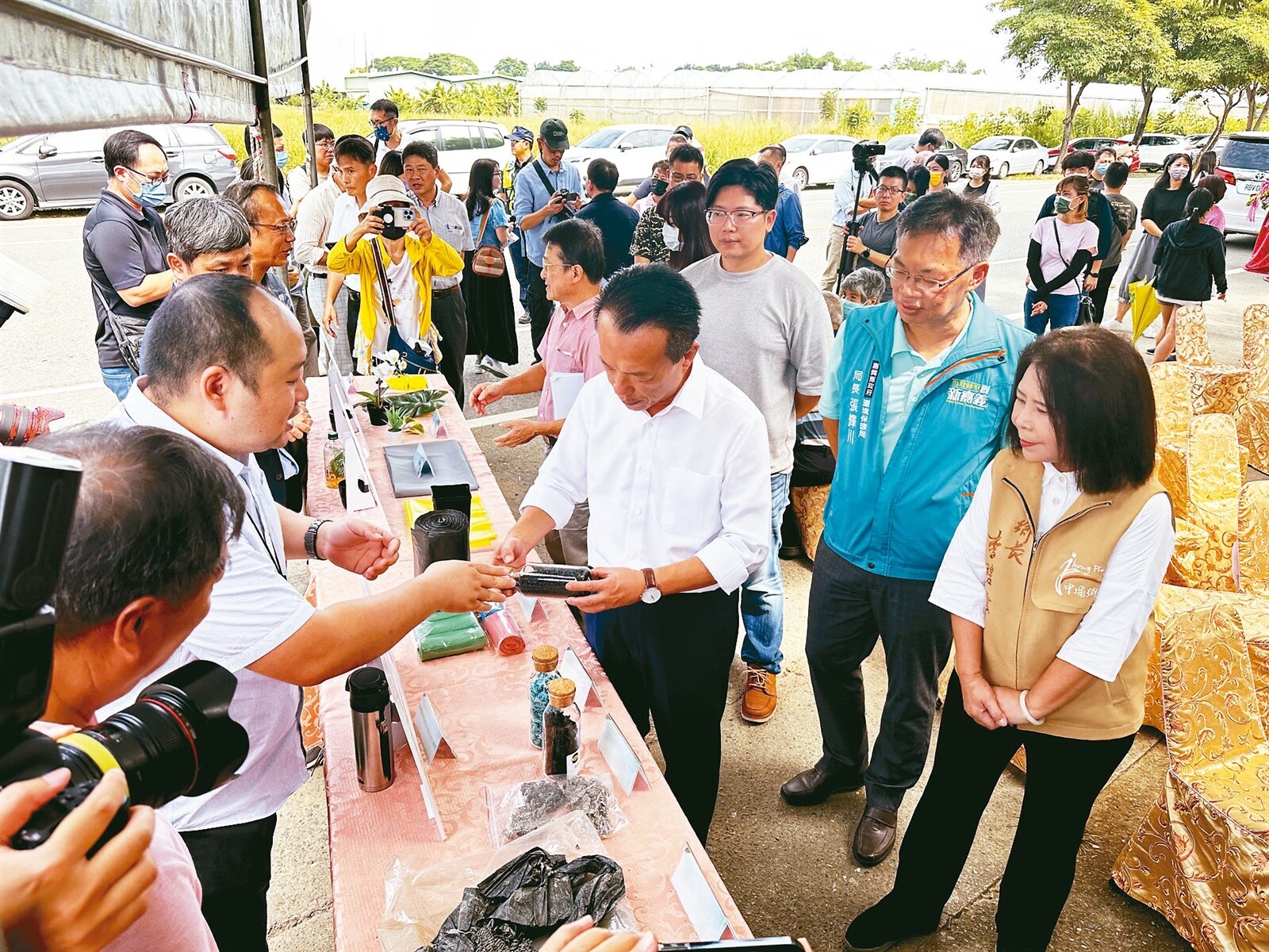 嘉縣府昨啟動廢棄農膜回收再生成塑膠粒料產品，縣長翁章梁（前右三）與業者討論。記者呂慧瑜／攝影 