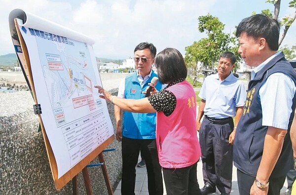 台東縣政府農業處處長許家豪（左一）向議員黃碧妹及台東區漁會理事長陳坤昌等人做簡報。圖／台東縣政府提供
