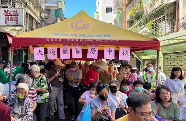 大道里毛水月里長特地舉辦歡慶中秋節的活動。（圖／信義區樂生活Ｘ有你有我）