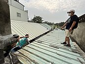 袋地遭堵死　老夫婦爬屋頂出入