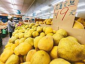 學童營養午餐有整顆文旦　遭疑「清庫存」