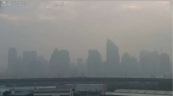 天氣轉換中，西半部大氣穩定，霧茫茫，空氣品質不佳。圖為西屯測站。圖／取自環境部空氣品質監測網
