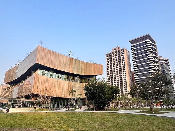 桃園市立圖書館總館不僅在六都圖書館總館中交易最熱絡，周邊房價漲幅也遠超行政區。圖／永慶房產集團提供