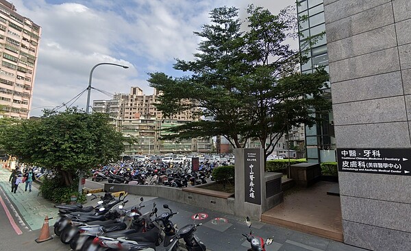 三峽恩主公醫院規劃興建急重症大樓,提升醫療量能,都市計畫變更20日經市都委會審議順利通過。圖/取自google maps