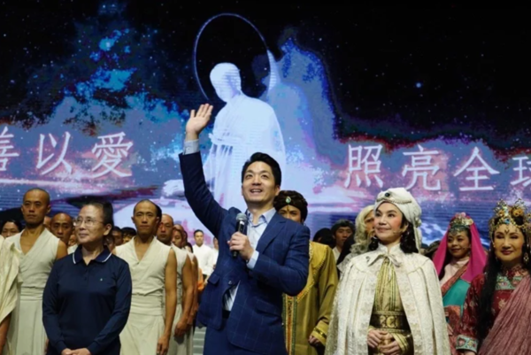 台北市長蔣萬安下午赴台北小巨蛋參加「無量義 法髓頌」經藏演繹。圖／北市府提供