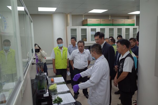 鳳山果菜市場「液相層析質譜儀實驗室」揭牌啟用。圖／農業局提供	
