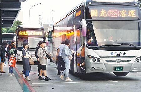 客運公會全聯會啟動國道客運成本和運價檢討,19日提報給交通部公路局,建議短途漲約30%、中長途漲18%至30%。(本報資料照片)