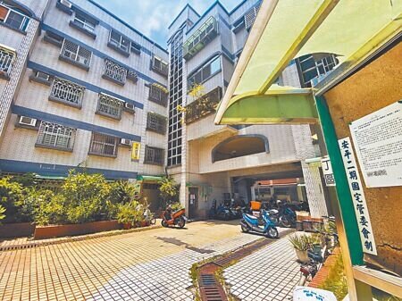 台南市安平二期國宅海砂屋6年前獲中央補助3.75億元都更重建,都更會預定今年11月將都更事業及權利變換修正計畫報請市府審議,市長黃偉哲希望年底完成審議,明年啟動搬遷、拆除重建。(本報資料照片)