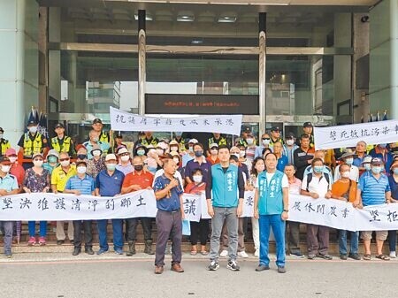 
桃園市新屋笨港里長黃建興（前排左）、桃園市議員陳睿生（前排中）20日在桃園市政府前陳情，表達地方不要屠宰場的心聲。（賴佑維攝）
