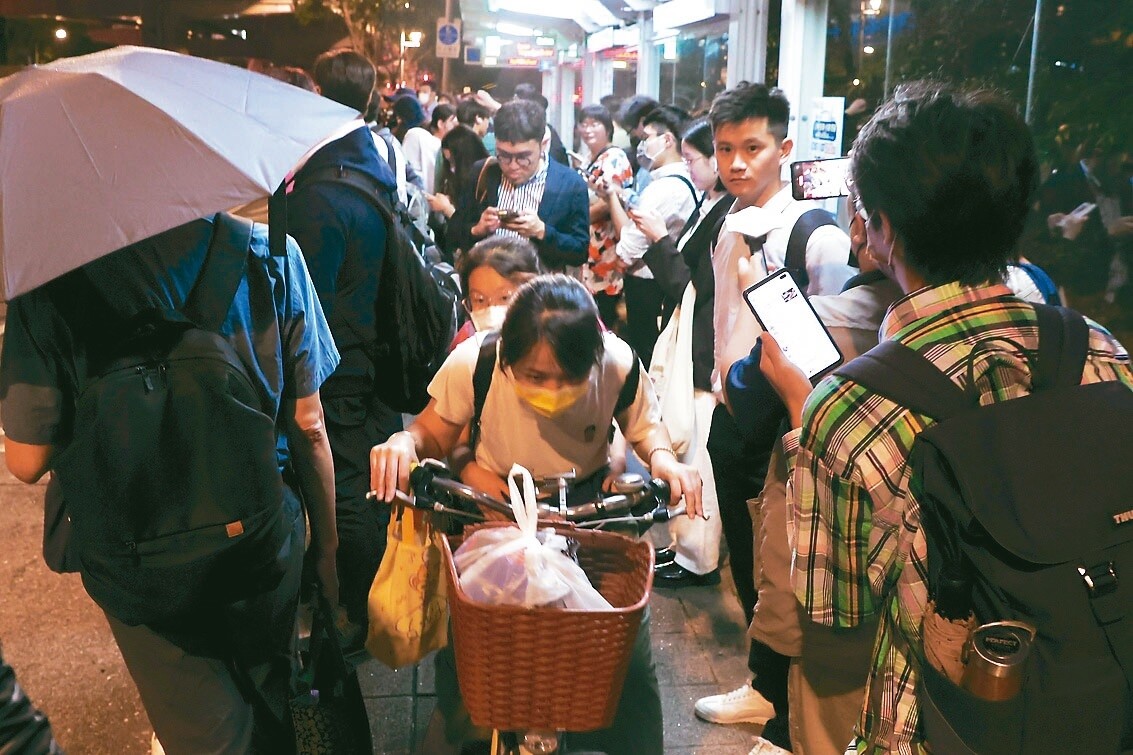 台塑總部搬遷至內湖，昨天進駐5千人，上下班時段對當地交通運輸造成衝擊，里民生活大受影響。記者林俊良／攝影 