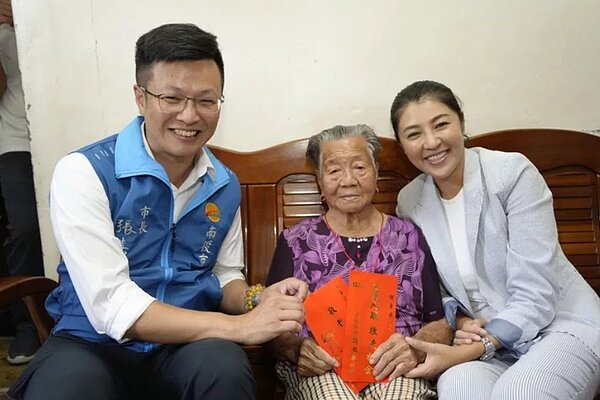 南投縣長許淑華、市長張嘉哲發放敬老禮金,南投市65歲老人每人至少可領2500元。圖/南投市公所提供