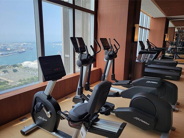 高雄亞灣豪宅「定潮」位於41樓頂樓的健身房,住戶運動時,面對的是無敵海景,完勝專業的健身房。圖/顏瑞田