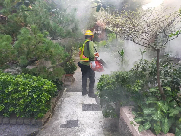台中市府防疫人員執行戶外登革熱噴藥。圖/衛生局提供