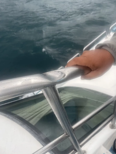 「超級星3號」的船首欄杆遭不明物體波及,所幸當時船首沒有人,不明物體也未爆炸,全船34人無人受傷。圖/業者簡明義提供