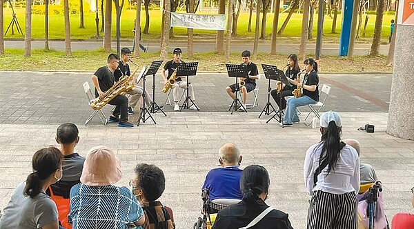 台北大學邀請鄰近社區長者一起舉辦森林音樂會，希望透過社區融合讓青銀共「學老」。圖／北大社科院高齡社區研究中心提供