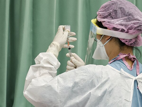 衛福部不認同護理師每人每月1萬元等訴求,全聯會也只能盡力,也盼民眾及民意代表可為護理人員發聲,了解護理人員的壓力及護理的困境。示意圖,非新聞當事照。圖/本報資料照片