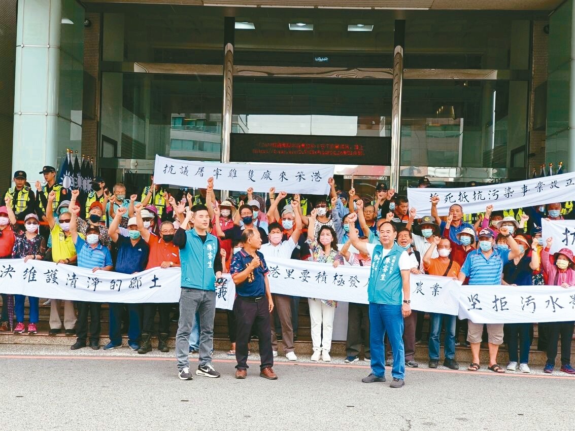 桃園新屋笨港里有業者要興建1公頃的雞肉屠宰場,地方憂心大車進出影響交通,加上廢水排放影響環境,昨至桃園市政府陳情。記者鄭國樑/攝影