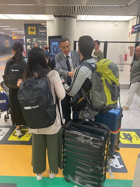 我國駐義大利代表蔡允中(圖中)及同仁前往機場,代表政府向搭乘撤僑專機抵達羅馬的國人及僑民表達慰問。圖/外交部提供