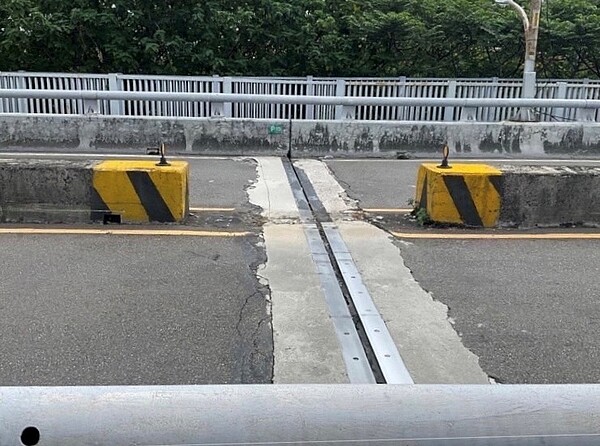 新北市政府養工處將於10月21日、28日夜間辦理新海橋伸縮縫改善工程,分別封閉往板橋及新莊車道,屆時請民眾改由大漢橋通行。圖/新北市政府提供