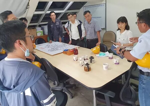 針對清大停電事件,台電新竹區營業處處長胡忠興(右四)、電務副處長陳煥文等人今天早上主動到清大拜訪總務長、營繕組長。圖/台電新竹區營業處提供