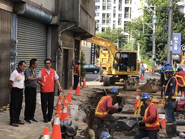 二重國小通學步道展開電纜下地工程,期望完工後能讓道路空間再增加至少1公尺寬度。圖/竹東鎮公所提供