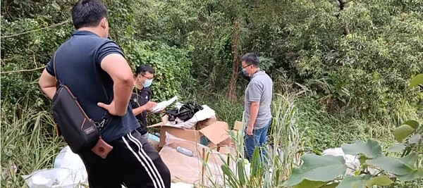 警方並通報環保主管機關人員到場檢視廢棄物品項,確認是一般家庭廢棄物。圖/民眾提供