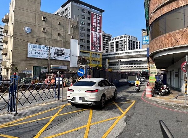 萬大線LG06土建工程圍籬原定今年底拆除,卻將延長3年才要拆除,恐讓交通黑暗期延長。圖/新北捷運局提供