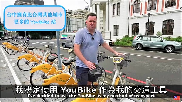 英國叔叔騎ibike享受美其林必比登美食。圖／交通局