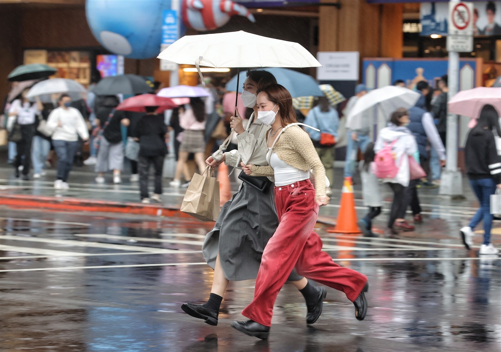 東北季風影響，今明兩天迎風面有雨。本報資料照片 