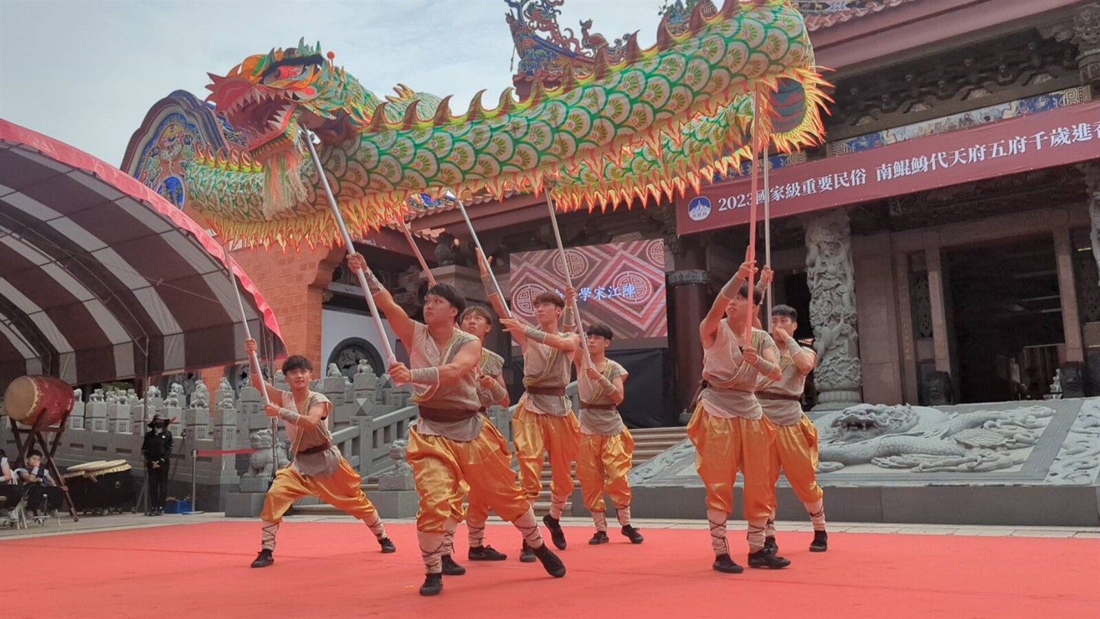 南鯤鯓代天府在國定民俗五府千歲進香期舉行「藝陣演義」，一連兩天在凌宵寶殿前廣場舉行。記者莊曜聰／攝影 