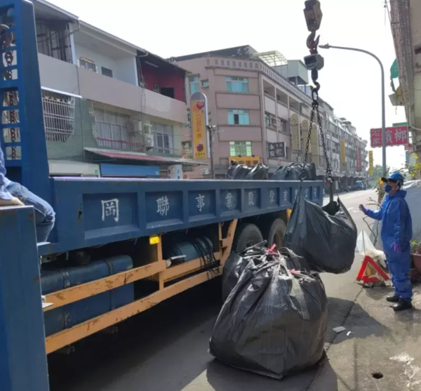 台南市啟動首波清理家戶石綿建材廢棄物專案，有33家戶完成石綿建材拆除作業。圖／環保局提供