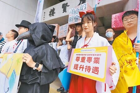 台灣醫療工會聯合會將於22日舉辦「地獄職場嘉年華,醫療勞權大遊行」活動,邀集第一線醫療人員搭配萬聖節氣氛,以「過勞鬼」、「幽靈」、「窮鬼」等意象,諷刺醫療環境的荒誕。圖為主辦單位日前在立法院前召開行前說明記者會。(本報資料照片)