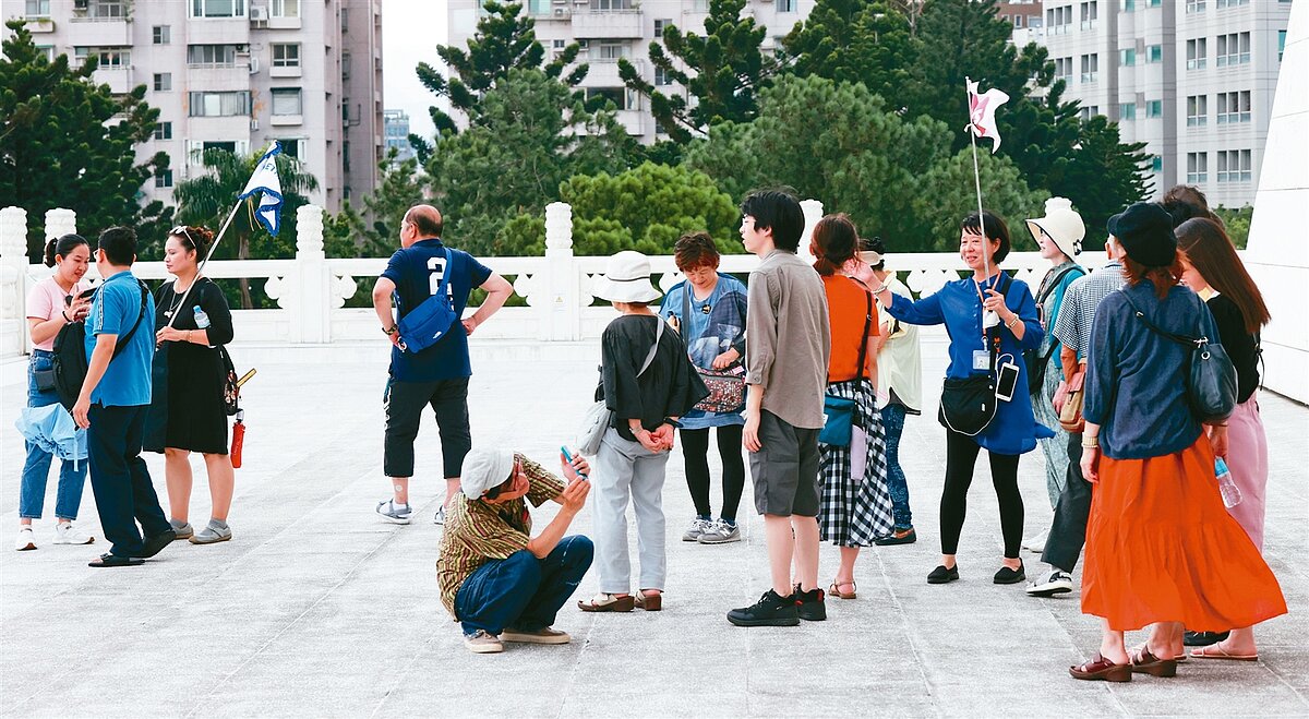 疫後邊境開放,東南亞團客增加,但泰語、越南語等導遊卻供不應求。圖為菲律賓與越南的團客。記者杜建重/攝影