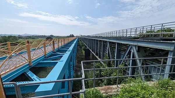 舊有的龜重溪渡槽橋仍有通水功能,新渡槽橋(左)上方還有嘉南大圳綠道,可供自行車騎乘。圖/記者莊曜聰攝影