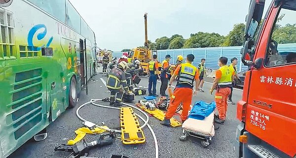 國道3號南下264K雲林縣斗六段,21日上午發生耀群科技員工家庭日活動遊覽車與自小客車碰撞事故,造成4死17傷。(民眾提供)
