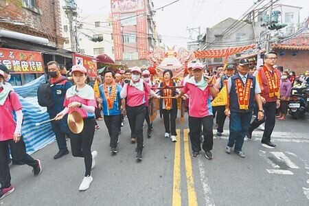 彰化縣媽祖祈福文化節今年由二林仁和宮當爐主，縣內13間媽祖廟聯合舉辦的遶境活動，21日上午起駕，隊伍浩浩蕩蕩出發遶境二林街區，縣長王惠美（中間抬轎者）也現身與民眾共同祈福，祈求縣運昌隆。（吳建輝攝）